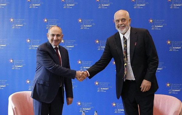 Paşinyan albaniyalı həmkarı ilə Azərbaycanla sülh sazişinin imzalanmasının əhəmiyyətindən danışıb