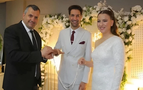 Aktyor 13 illik sevgilisi ilə nişanlandı