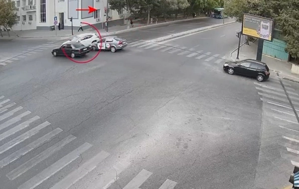 Bakıda qırmızıda keçən avtomobil qəzaya səbəb oldu - ANBAAN GÖRÜNTÜLƏR