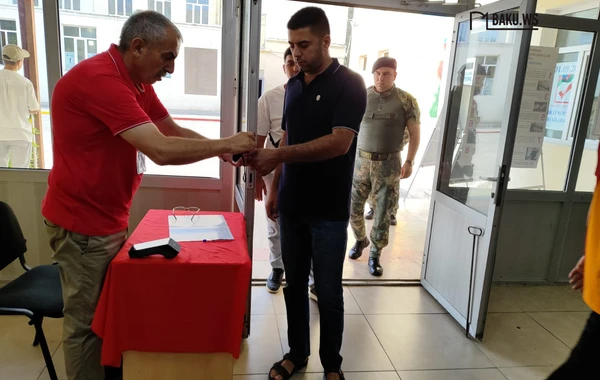 BAKU.WS-in çəkiliş qrupu seçki məntəqəsində olub