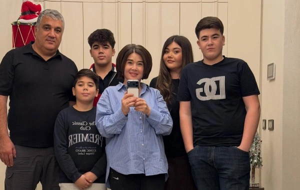 Elnarə Xəlilova ailəsi ilə birgə fotosunu paylaşdı