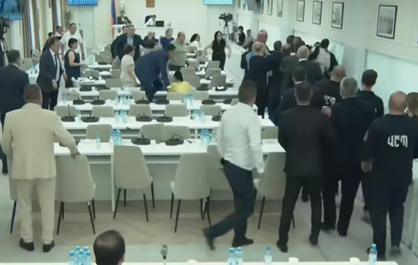 İrəvan meriyasında iclas zamanı dava düşüb