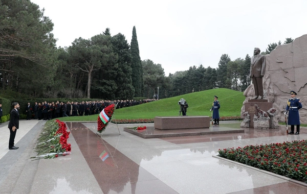 SOCAR-ın kollektivi Ulu Öndər Heydər Əliyevin məzarını ziyarət edib