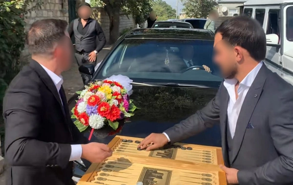 Gəlin maşınının qarşısını kəsib nərd oynadılar - Bəyin 4 dostu həbs edildi