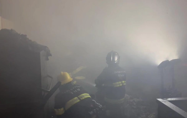 Пожар на складе в Баку полностью потушен, движение транспорта восстановлено
