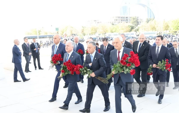 Dövlət və hökumət rəsmiləri Bakıdakı Zəfər parkında olublar