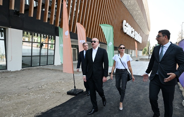 Prezident və birinci xanım Gəncə stadionunda tikinti işlərinin gedişi ilə tanış olublar