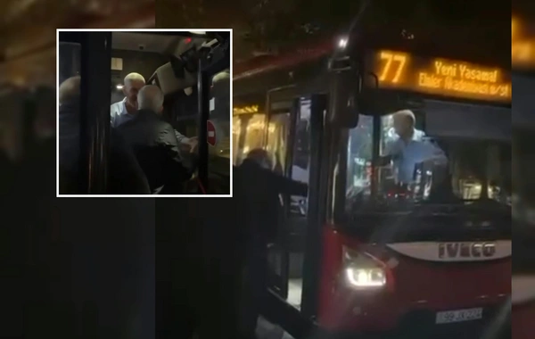 77 nömrəli avtobusda dava - Sərnişin sürücüyə hücum etdi
