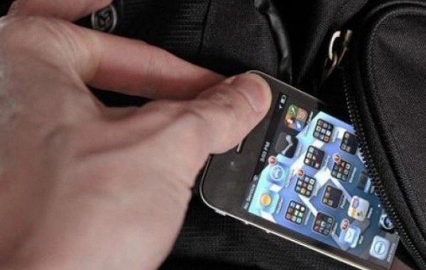 Avtobusda sürücünün telefonunu götürüb qaçan sərnişin saxlanılıb