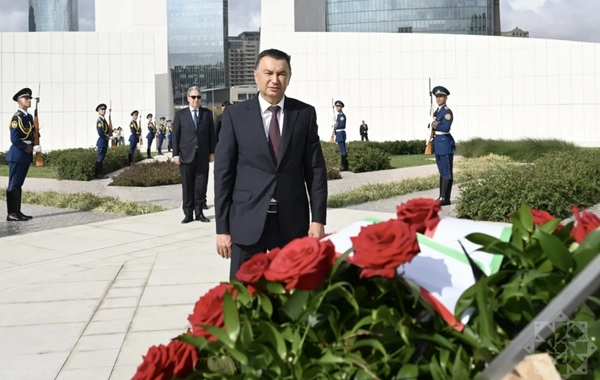Tacikistanın Baş naziri Zəfər parkını ziyarət edib