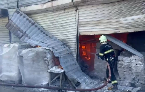 Dərnəgüldə yanan obyektin yaxınlığındakı mağazalar təxliyə edilir