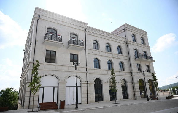 İlham Əliyev Şuşanın Qarabağ küçəsində dövlət-özəl tərəfdaşlığı çərçivəsində həyata keçirilmiş işlərlə tanış olub