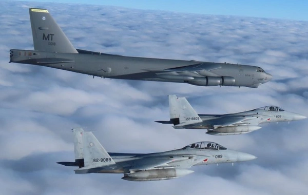 Yaponiya Kamçatkadakı zəlzələyə görə döyüş təyyarələrini havaya qaldırıldı