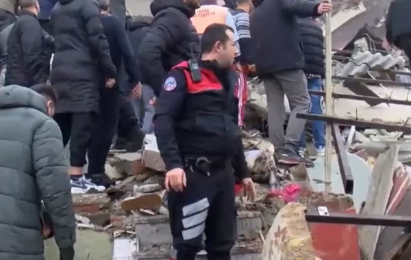 İstanbulda bina çökdü