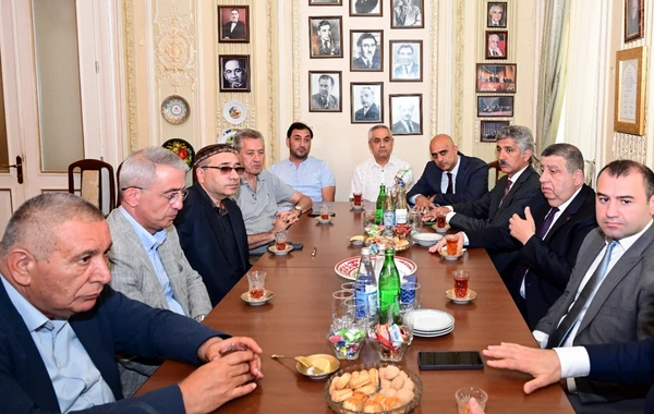 Adil Kərimli Xalq yazıçısı Anarla ədəbi prosesin inkişafını müzakirə edib