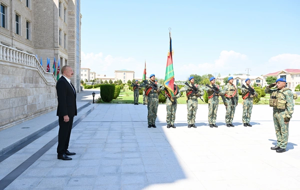 Prezident yeni yaradılan komando hərbi hissələrinə Döyüş bayraqlarının verilməsi mərasimində iştirak edib