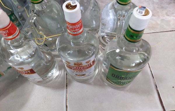 Şəmkirdə mağazada 200-dən çox saxta araq aşkarlanıb