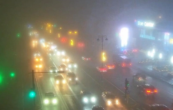 Zığ dairəsi-Hava Limanı yolunda sürət həddi endirilib, tablolarda "dumanlı hava" işarəsi qoyulub