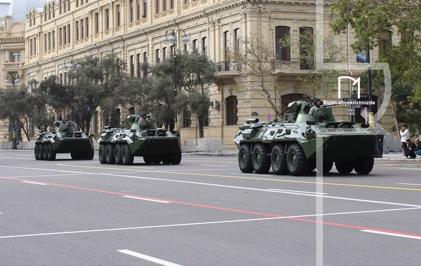 В Баку прошел марш военнослужащих в честь Дня Победы