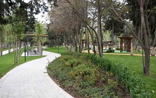 İlham Əliyev və Mehriban Əliyeva Bakıda salınan yeni parkın açılışında iştirak edib