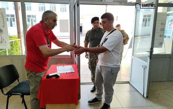 BAKU.WS-in çəkiliş qrupu seçki məntəqəsində olub