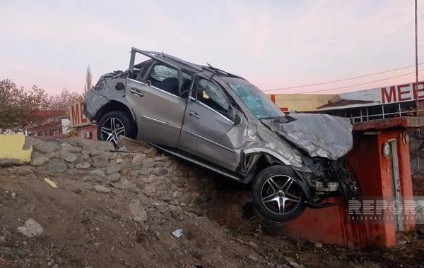 Göygöldə "Mercedes" divara çırpılıb, iki nəfər ölüb