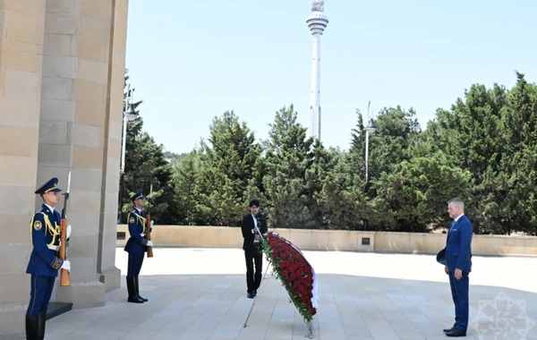 Slovakiya Prezidenti Bakıda şəhidlərin xatirəsini anıb