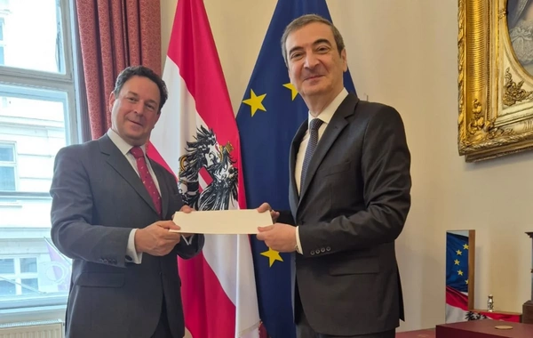 Kamil Xasiyev etimadnaməsinin sürətini Maksimilian Henniqə təqdim edib