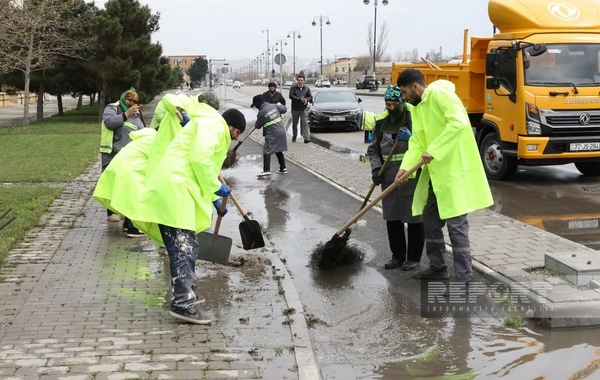 8 noyabr prospektində yağışın yaratdığı fəsadlar aradan qaldırılır