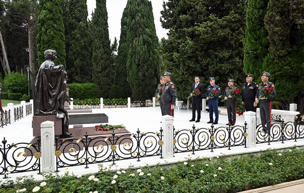 Zakir Həsənov Fəxri Xiyaban, Zəfər parkı və Hərbi Memorial Məzarlığı ziyarət edib
