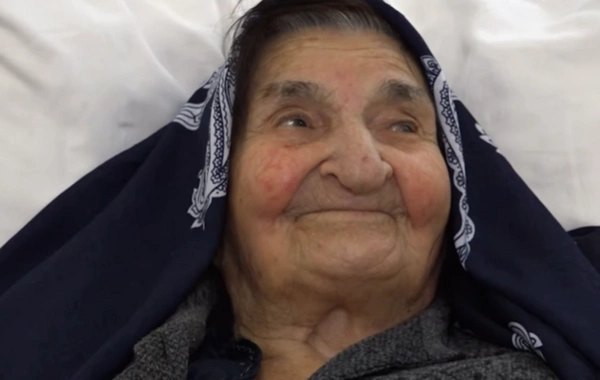 100 yaşlı Minəbəyim nənə yubileyini xəstəxanada qeyd etdi