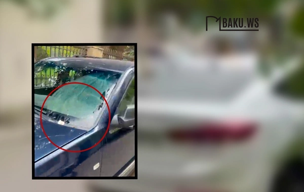 Bakıda ŞOK OLAY - Maşınlara yumurta atıb, şüşəsilənləri qopardılar