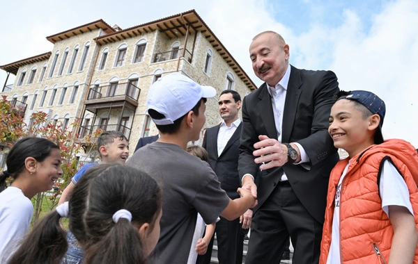 İlham Əliyev və Sərdar Berdiməhəmmədov Şuşa şəhərində inşa edilmiş birinci yaşayış kompleksində olublar