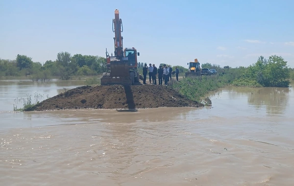 Ağcabədidə Kür çayında yarılan bənd bərpa edilib