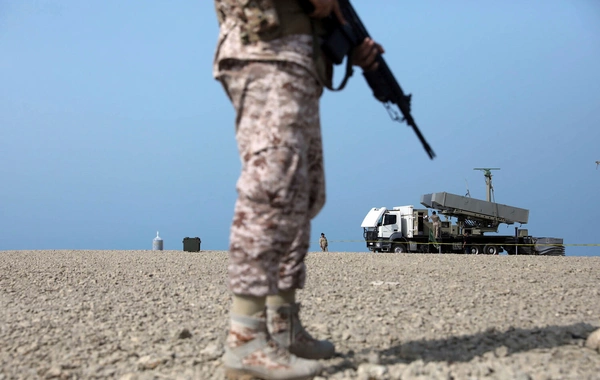 İran BƏƏ-dəki neft yatağına və Küveytdəki ABŞ bazasına hücum edib