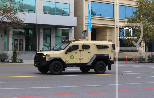 В Баку прошел марш военнослужащих в честь Дня Победы