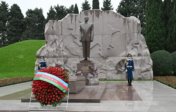 Президент Ильхам Алиев и первая леди Мехрибан Алиева посетили могилу общенационального лидера Гейдара Алиева