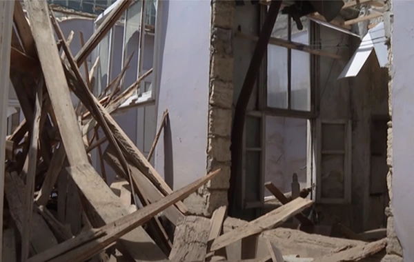 Evində söküntü zamanı üzərinə beton düşdü, öldü