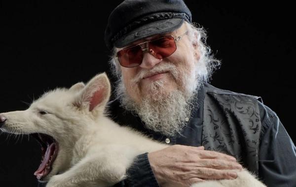 Game of Thronesun müəllifi dirildilmiş canavarla pozalar verir