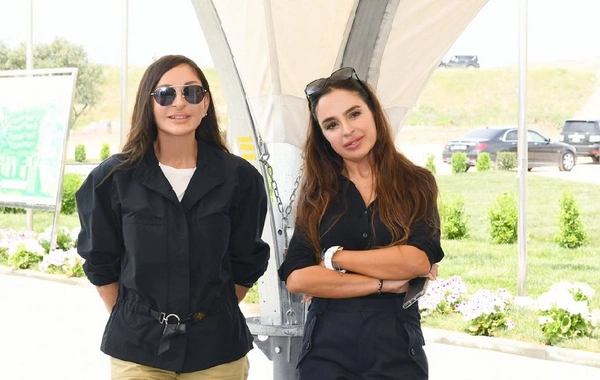 Mehriban Əliyeva, qızı Leyla Əliyeva və digər ailə üzvləri Pekində Böyük Xalq Sarayı ilə tanış olublar