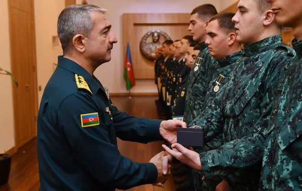 Elçin Quliyev xidməti-döyüş fəaliyyətində fərqlənən hərbi qulluqçuları təltif edib