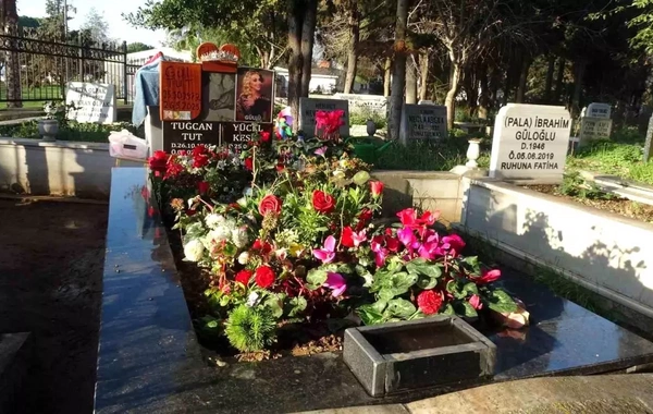 Qızı tərəfindən öldürülən müğənninin məzarından FOTOLAR YAYILDI