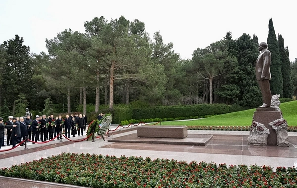 Qırğızıstan nümayəndə heyəti Heydər Əliyevin məzarını ziyarət edib