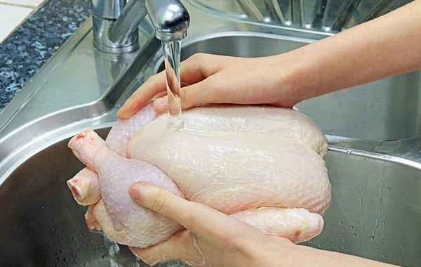 Мытье сырой курицы оказалось смертельно опасным