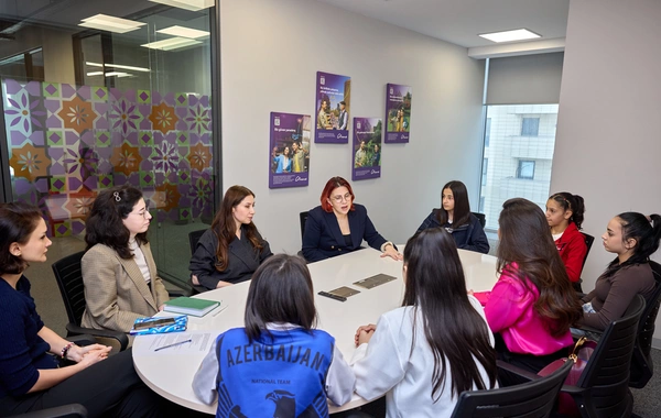 "Qızlara ağ yaraşır" layihəsinin iştirakçıları Azercell-in qonağı oldular