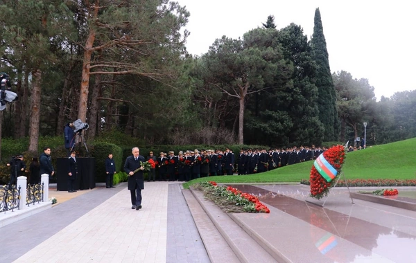 Prokurorluq əməkdaşları anım günü ilə bağlı Fəxri Xiyabanı ziyarət edib