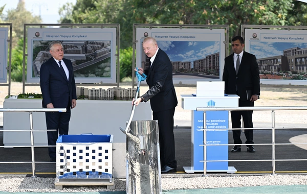 İlham Əliyev Naxçıvan şəhərində sosial evlər kompleksinin təməlini qoyub