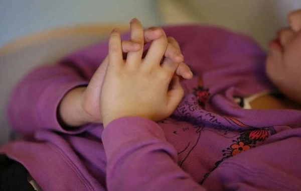 Ailəsi tərəfindən atılan üç azyaşlı uşağın SON VƏZİYYƏTİ