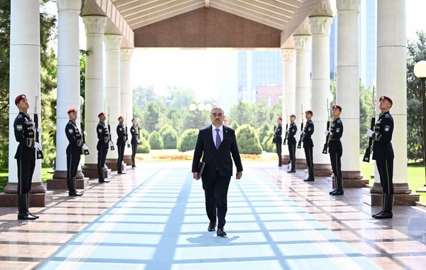 Rəşad Məmmədov etimadnaməsini Şavkat Mirziyoyevə təqdim edib
