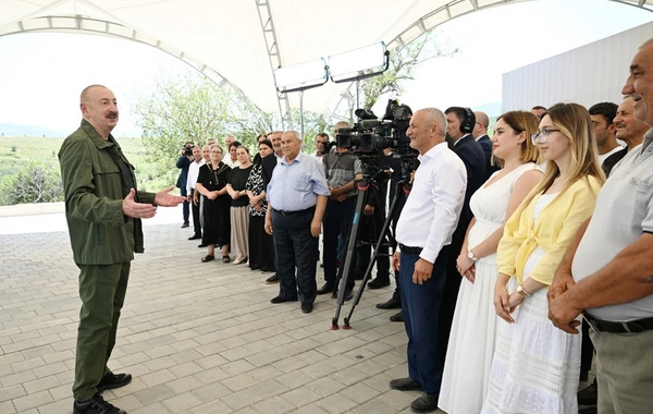 İlham Əliyev Xanyurdu kənd sakininə: Daha heç kim bizi bu yerlərdən çıxara bilməz